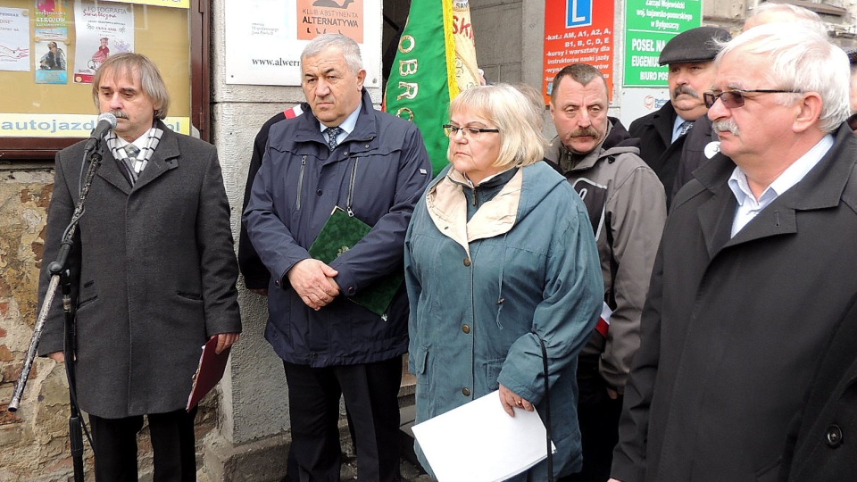 Przy ul. Dworcowej w Bydgoszczy zebrała się część dawnych działaczy Rolniczej Solidarności. Fot. Damian Klich