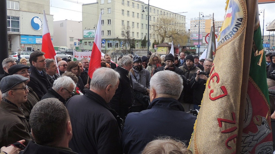 Przy ul. Dworcowej w Bydgoszczy zebrała się część dawnych działaczy Rolniczej Solidarności. Fot. Damian Klich