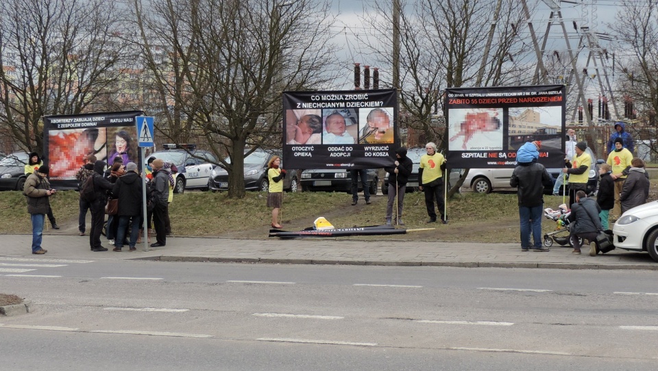 Kilkanaście osób manifestowało w obronie życia przed Szpitalem Uniwersyteckim nr 2 im.dr. Jana Biziela w Bydgoszczy. Fot. Lech Przybyliński