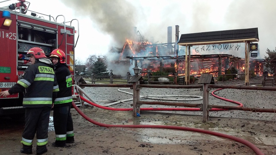 Najprawdopodobniej zapaliły się sadze w kominie, potem pożar przeniósł się na drewniany dach. Fot. Hanna Gołata