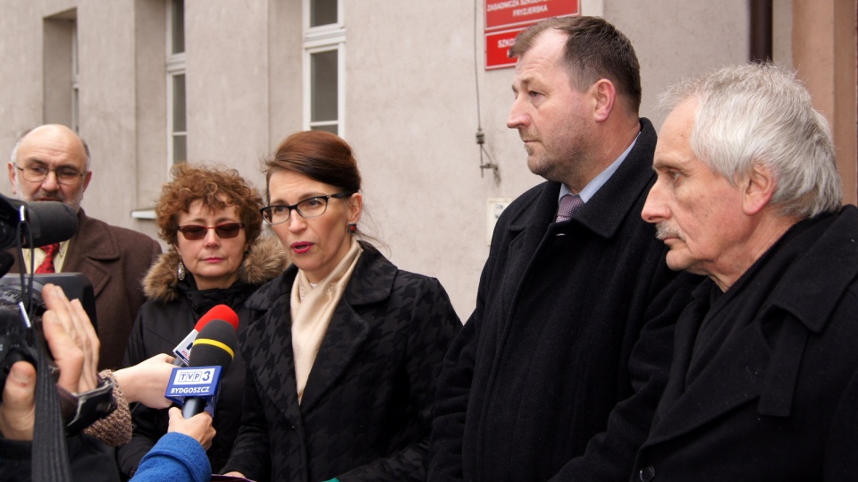 Konferencja przed budynkiem szkoły przy ul. Nakielskiej w Bydgoszczy. Fot. Henryk Żyłkowski