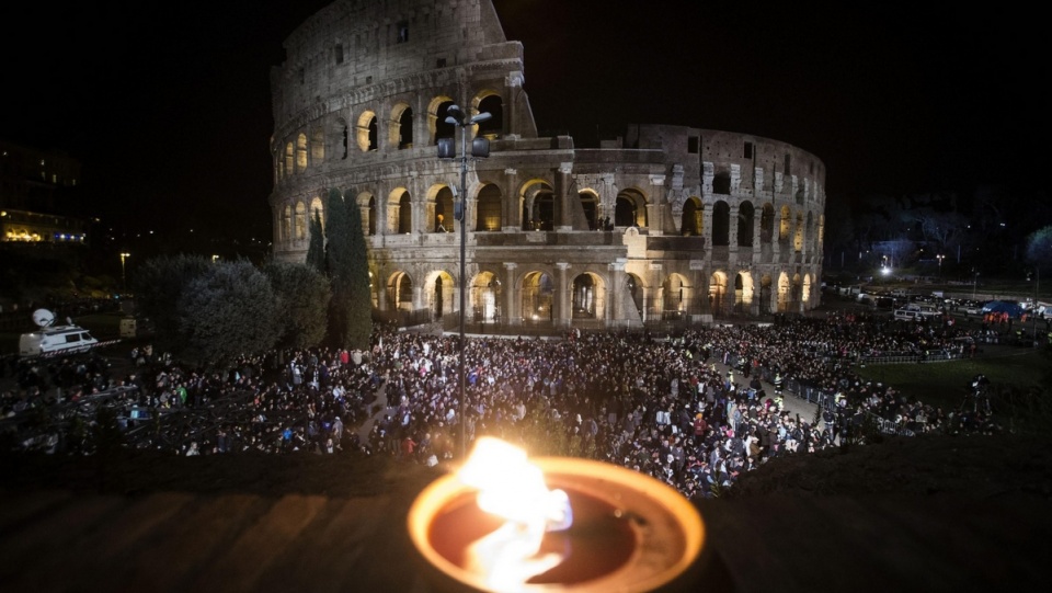 Droga Krzyżowa w rzymskim Koloseum. Fot. PAP/EPA/ANGELO CARCONI