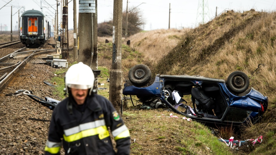 Na strzeżonym przejeździe kolejowym samochód osobowy wjechał po pociąg pospieszny relacji Poznań-Gdynia. Fot. PAP/Tytus Żmijewski