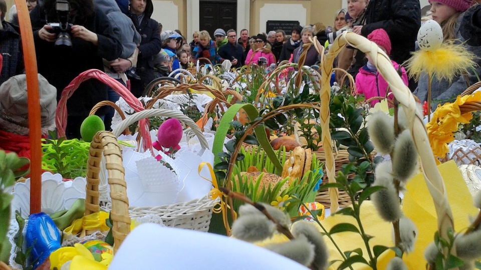 Świecenie pokarmów odbyło się na Rynku Staromiejskim w Toruniu. Fot. Michał Zaręba