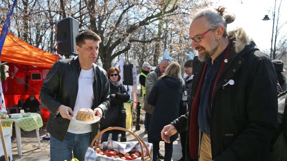 Kilkudziesięciu zwolenników Komitetu Obrony Demokracji manifestowało w Niedzielę Wielkanocną przed kancelarią premiera pod hasłem "BonŻur WOLNOŚĆ!", domagając się od rządu publikacji orzeczenia TK ws. nowelizacji ustawy o Trybunale autorstwa PiS. Fot. PAP/Rafał Guz