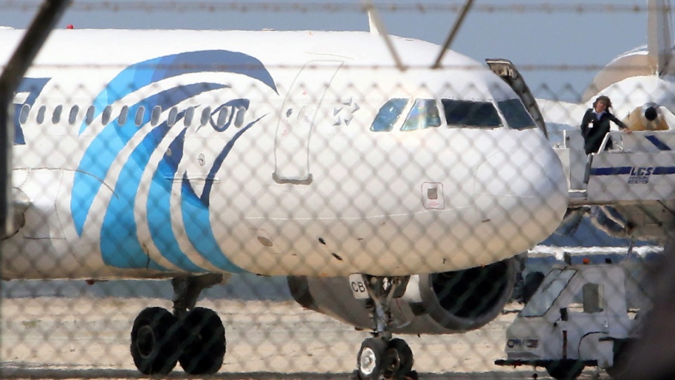Samolot linii EgyptAir przymusowo lądował na lotnisku w Larnace. Fot.PAP/EPA/KATIA CHRISTODOULOU