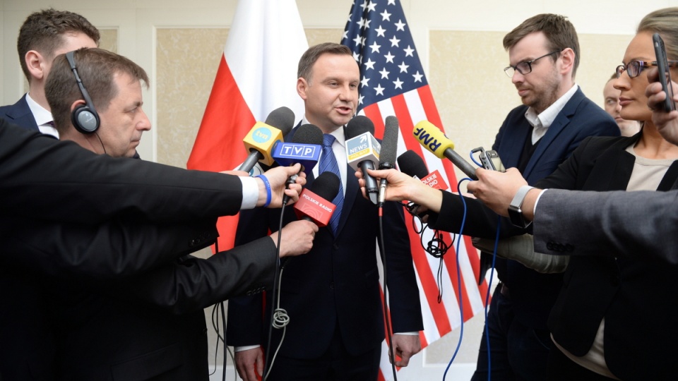 Prezydent RP Andrzej Duda podczas spotkania z przedstawicielami polskich mediów na tarasie hotelu w Waszyngtonie. Fot. PAP/Jacek Turczyk