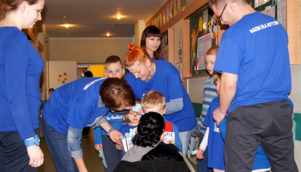 Szkoła organizuje akcję z okazji przypadającego 2 kwietnia Światowego Dnia Wiedzy na temat Autyzmu. Fot. Henryk Żyłkowski