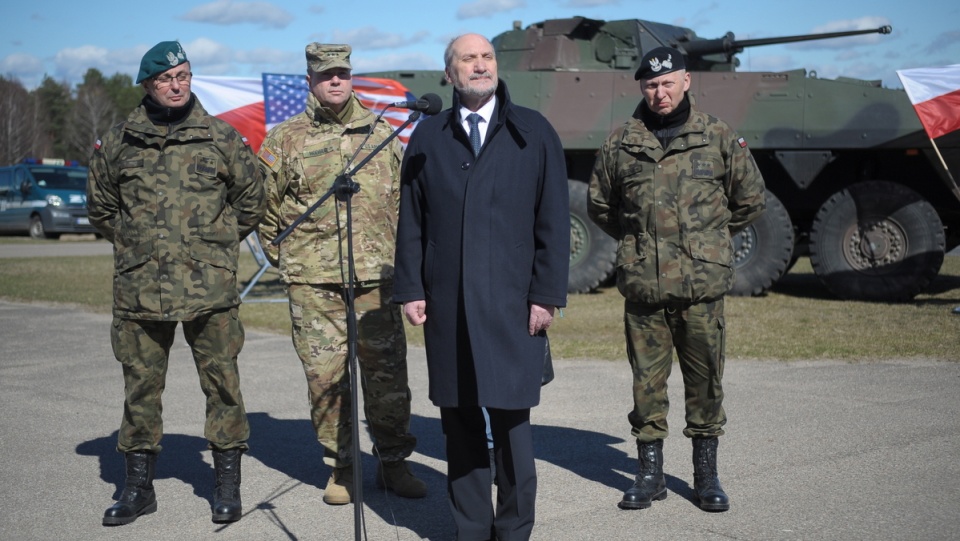 Drawsko Pomorskie, 01.04.2016. Minister obrony narodowej Antoni Macierewicz (2P), dowódca sił lądowych USA w Europie gen. broni Ben Hodges (2L), dowódca operacyjny RSZ gen. broni Marek Tomaszycki (L)oraz dowódca generalny Rodzajów Sił Zbrojnych gen. Mirosław Różański (P) podczas spotkania w Drawsku. Fot.PAP/Tomek Murański