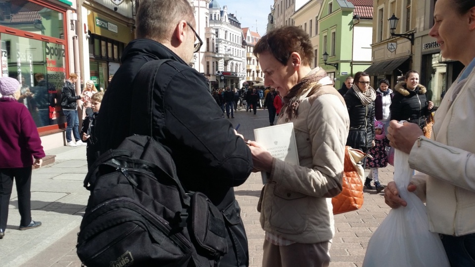 Egzemplerze "Konstytucji Rzeczypospolitej Polskiej" można było otrzymać od działaczy Nowoczesnej m.in. w Toruniu. Fot. Nadesłane