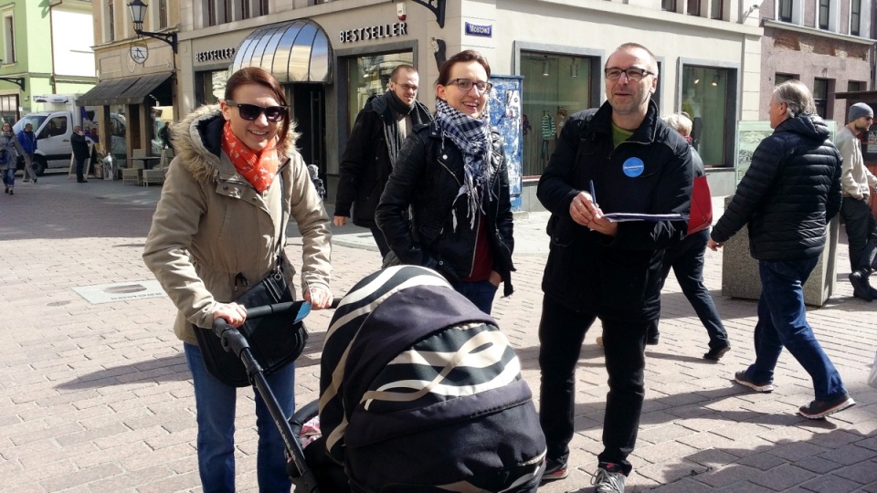 Egzemplerze "Konstytucji Rzeczypospolitej Polskiej" można było otrzymać od działaczy Nowoczesnej m.in. w Toruniu. Fot. Nadesłane