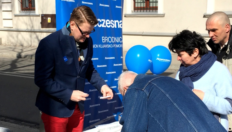 Egzemplerze "Konstytucji Rzeczypospolitej Polskiej" można było otrzymać od działaczy Nowoczesnej m.in. w Brodnicy. Fot. Nadesłane