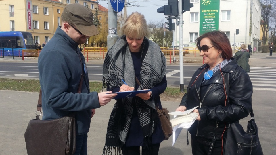 Egzemplerze "Konstytucji Rzeczypospolitej Polskiej" można było otrzymać od działaczy Nowoczesnej m.in. w Toruniu. Fot. Nadesłane