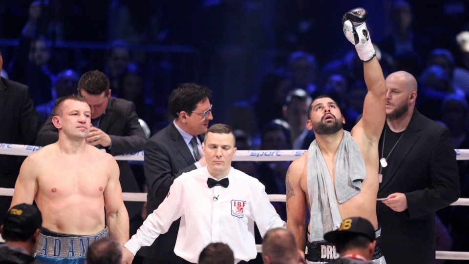 Polak Tomasz Adamek (L) i Amerykanin Eric Molina (P) podczas ogłoszenia wyniku walki w wadze ciężkiej o pas IBF Inter-Continental, w trakcie gali bokserskiej Polsat Boxing Night w Tauron Arenie w Krakowie. Fot. PAP/Stanisław Rozpędzik