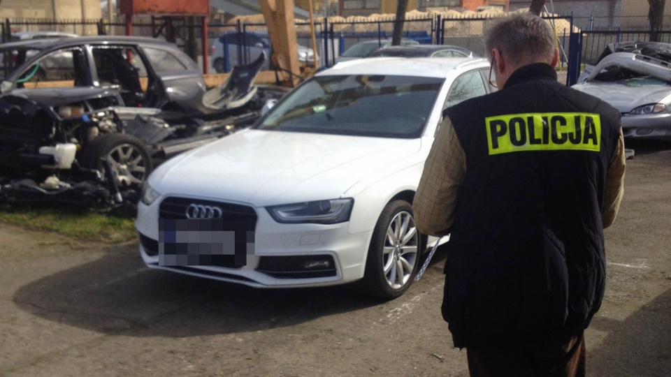 Sprawdzając bydgoskie ulice policjanci odnaleźli pojazd na jednym z parkingów strzeżonych w centrum miasta. Fot. Policja