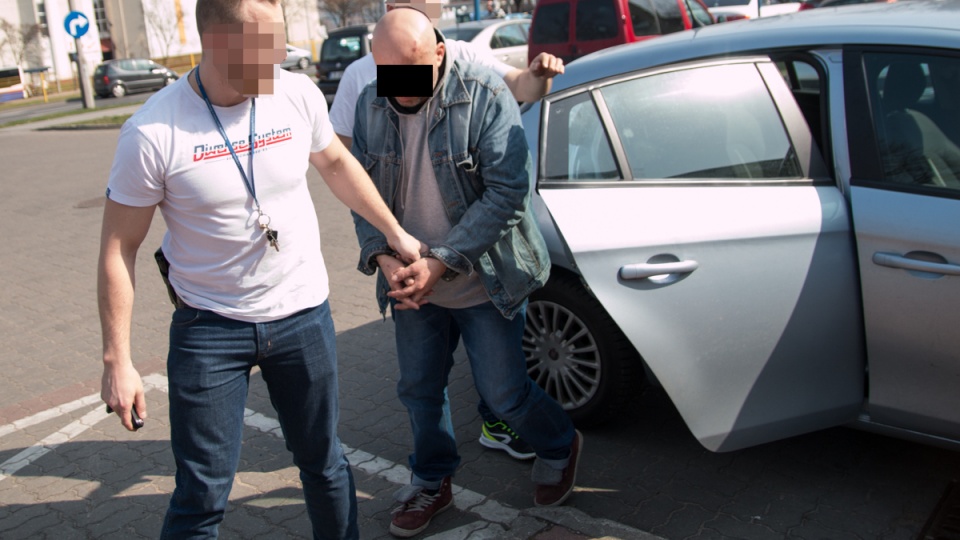 Bydgoscy policjanci zatrzymali dwóch mężczyzn, którzy próbowali wyłudzić pieniądze metodą "na wnuczka". Fot. KMP w Bydgoszczy