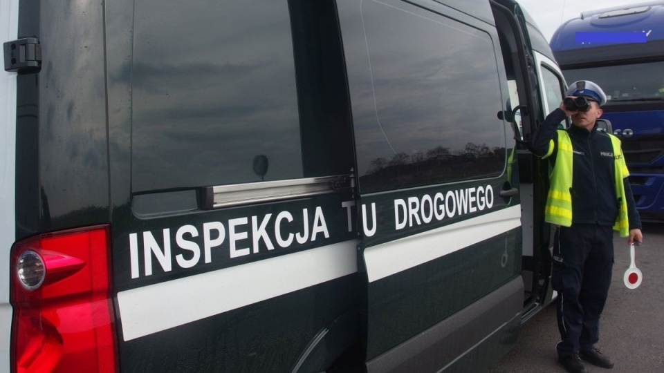 Służby kontrolowały samochody ciężarowe pod kątem czasu pracy kierowców i stanu technicznego. Fot. Policja