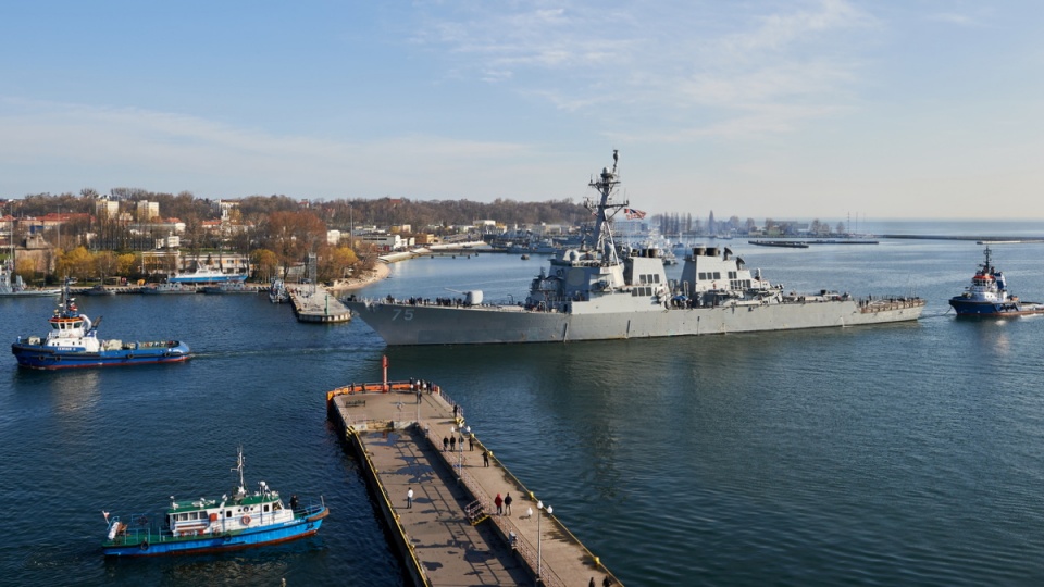 Amerykański niszczyciel USS Donald Cook wpływa do portu w Gdyni, 8 kwietnia br. Fot. PAP/Adam Warżawa
