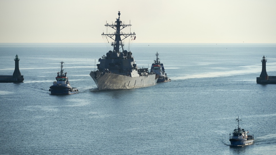 Amerykański niszczyciel USS Donald Cook wpływa do portu w Gdyni, 8 kwietnia br. Fot. PAP/Adam Warżawa