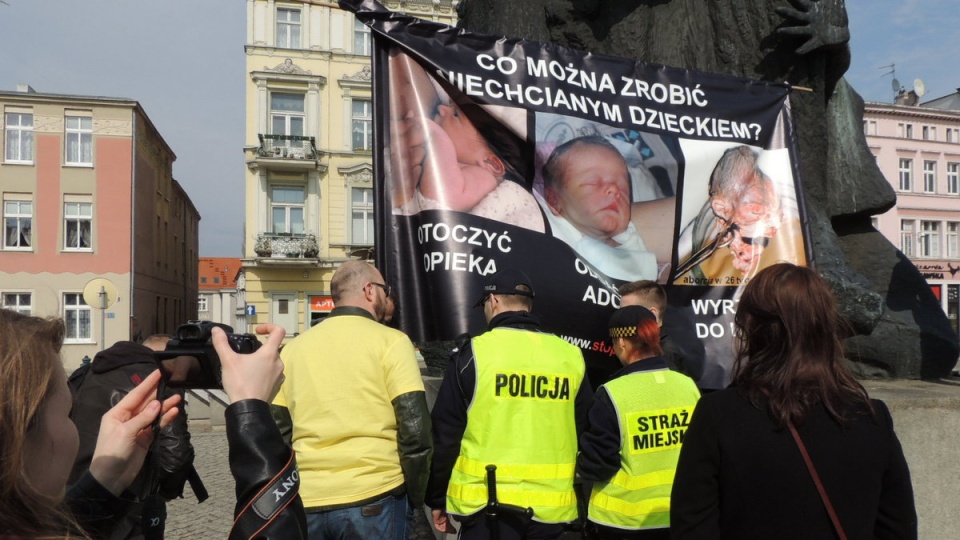 Kontrmanifestację zorganizowali też przeciwnicy aborcji. Fot. Damian Klich