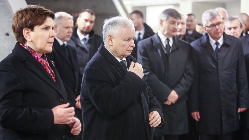 Premier Beata Szydło (L), prezes PiS Jarosław Kaczyński (2L), marszałkowie Sejmu Marek Kuchciński (3L) i Senatu Stanisław Karczewski (P), oddają hołd ofiarom katastrofy smoleńskiej w Świątyni Opatrzności Bożej w Warszawie. Fot. PAP/Leszek Szymański