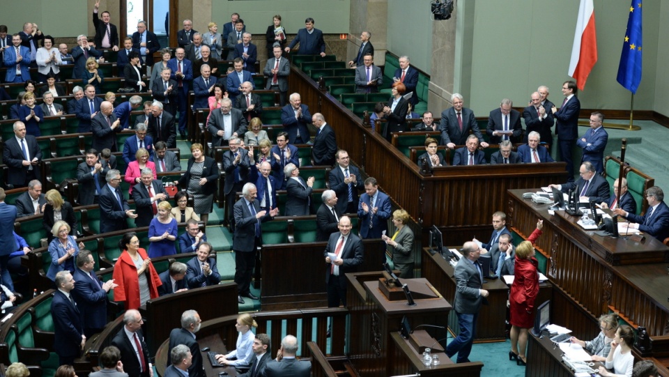 Widok na salę sejmową po ogłoszeniu wyników głosowania na sędziego TK, 14 bm. Najpierw pojawiła się informacja, że Sejm odrzucił w głosowaniu kandydaturę Zbigniewa Jędrzejewskiego, wg informacji marszałka Sejmu Marka Kuchcińskiego Sejm wybrał Zbigniewa Jędrzejewskiego na sędziego Trybunału Konstytucyjnego. Fot.PAP/Jacek Turczyk