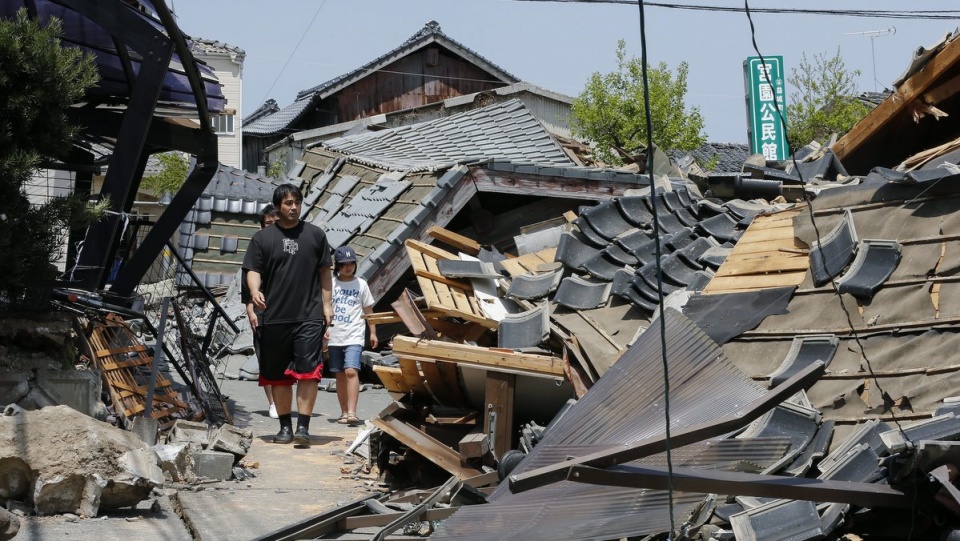 Na skutek serii wstrząsów na wyspie Kiusiu zawaliło się lub zostało uszkodzonych wiele budynków. Fot. PAP/EPA/Kimimasa Mayama