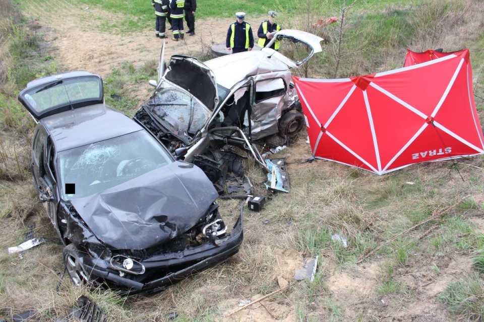 Samochody zderzyły się, po czym uderzyły w barierki i zjechały z nasypu. Fot. KPP w Inowrocławiu