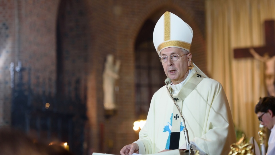 Przewodniczący Konferencji Episkopatu Polski, metropolita poznański abp Stanisław Gądecki podczas uroczystej mszy świętej odprawionej w bazylice archikatedralnej Świętych Apostołów Piotra i Pawła w Poznaniu. Fot. PAP/Jakub Kaczmarczyk