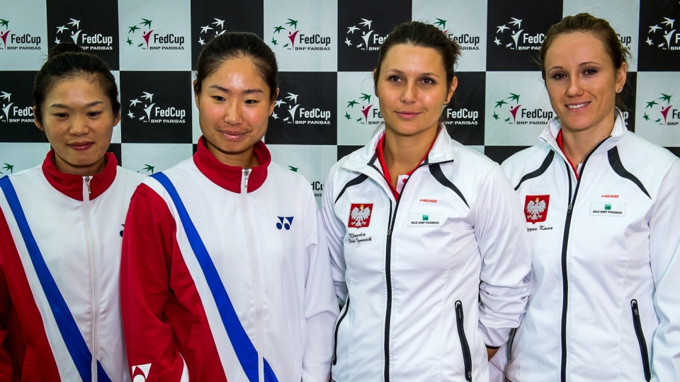 Od lewej: Chuang Chia-Jung i Chan Chin-Wei z Tajwanu oraz Polki Klaudia Jans-Ignacik i Katarzyna Kawa, podczas ceremonii losowania przed meczem tenisowego Pucharu Federacji z Polską w Inowrocławiu. Fot. PAP/Tytus Żmijewski