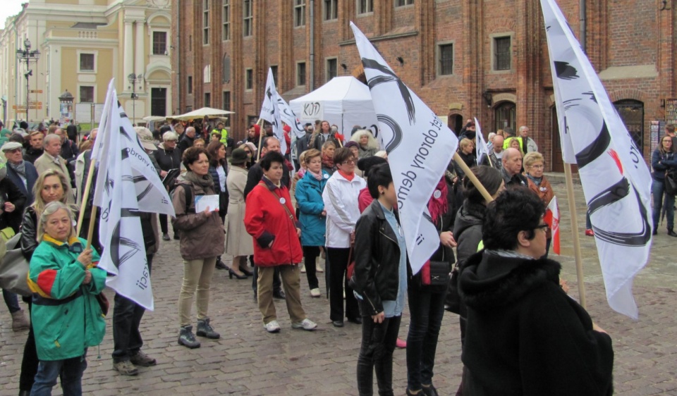 Ponad sto osób na manifestacji KOD w Toruniu przeciwko całkowitemu zakazowi aborcji. Nie obyło się bez incydentu. Fot. Alicja Cichocka