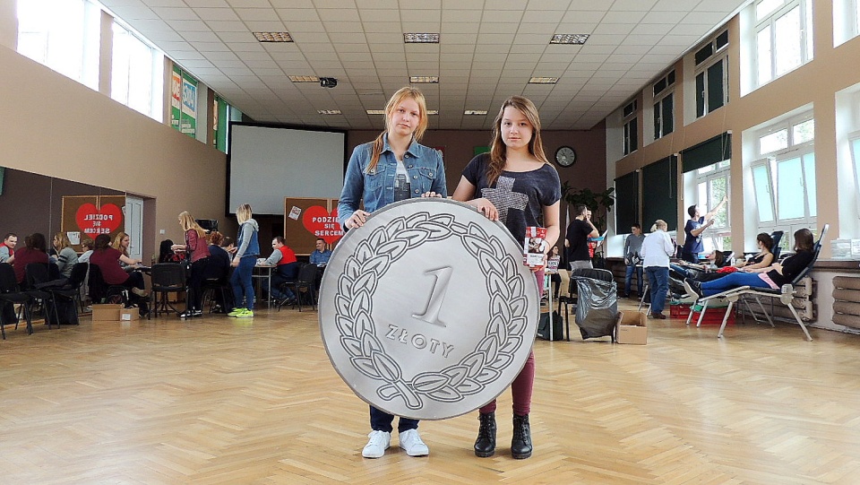 Uczniowie "Ekonomika" honorowo oddawali krew i układali "Kilometry dobra". Fot. Hanna Gołata