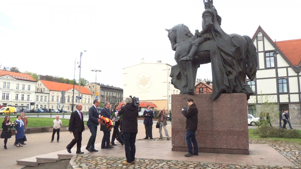 Symbolicznie podziękowali królowi Kazimierzowi Wielkiemu za nadanie 670 lat temu praw miejskich Bydgoszczy. Fot. Hanna Gołata