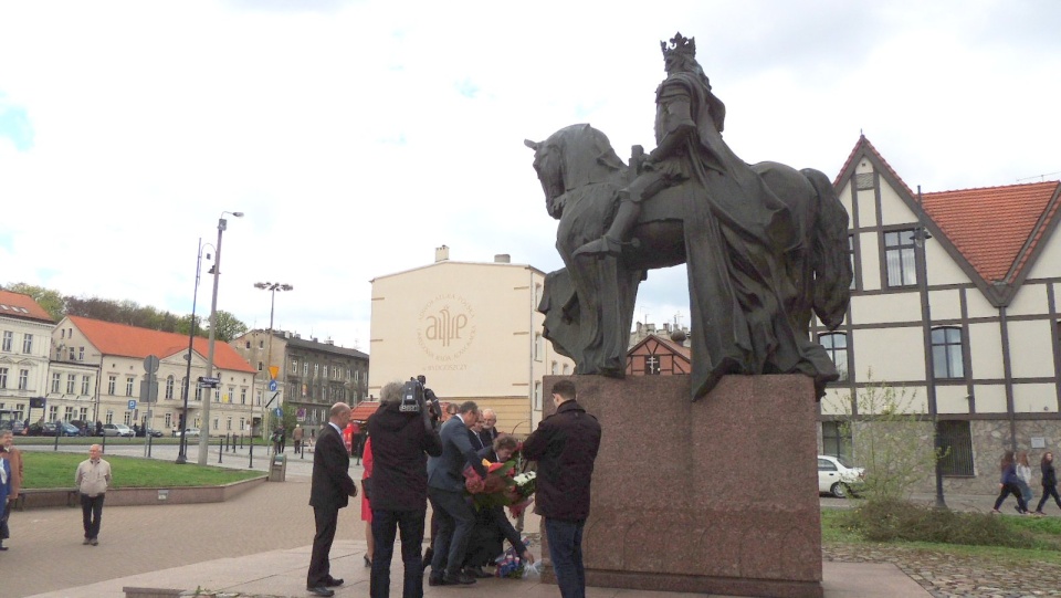 Symbolicznie podziękowali królowi Kazimierzowi Wielkiemu za nadanie 670 lat temu praw miejskich Bydgoszczy. Fot. Hanna Gołata