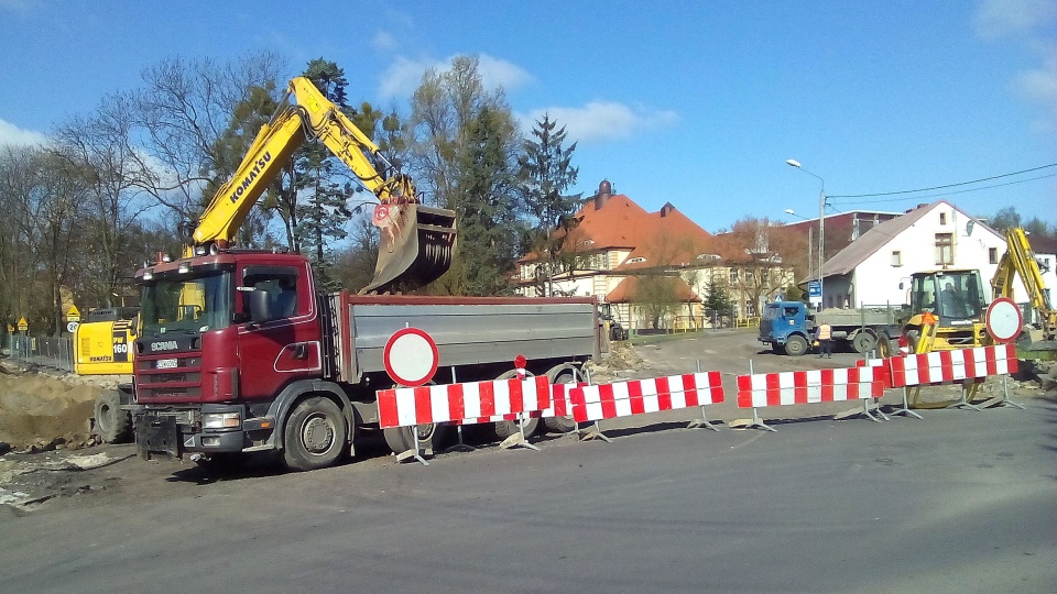 Budowa ronda u zbiegu ulic Mickiewicza i Kościuszki w Świeciu nad Wisłą spowodowała spore utrudnienia dla kierowców. Fot. Marcin Doliński