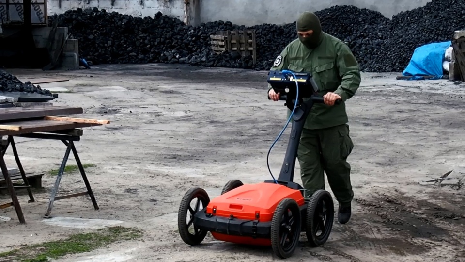 Narkotyków poszukiwano z użyciem georadaru. Fot. Policja