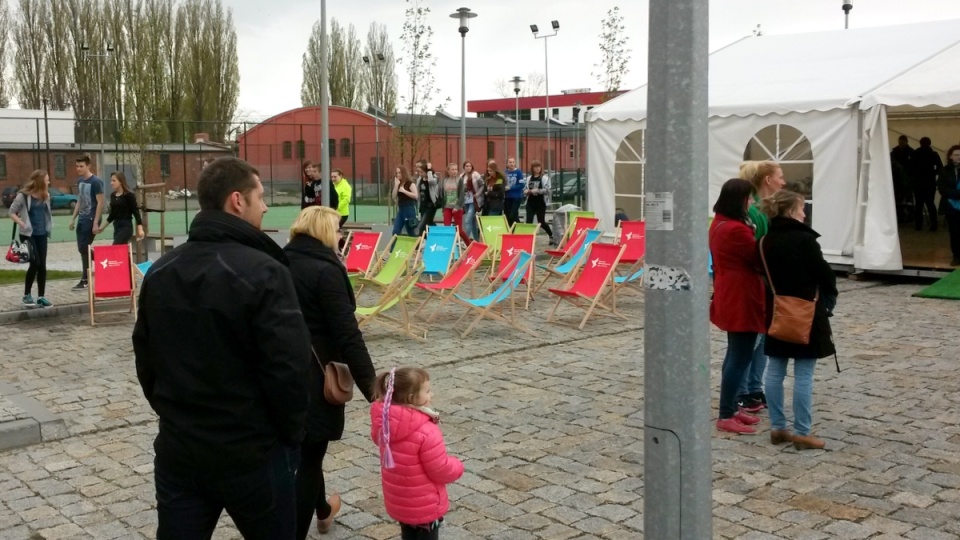 W warunkach plenerowych na terenie toruńskiego Centrum Nowoczesności "Młyn Wiedzy" stanął "Naukowy Bazar". Fot. Arkadiusz Buziak