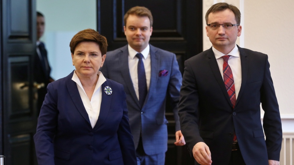 Premier Beata Szydło (L), minister sprawiedliwości prokurator generalny Zbigniew Ziobro (P) i rzecznik rządu Rafał Bochenek (C) w drodze na konferencję prasową w KPRM. Fot. PAP/Rafał Guz