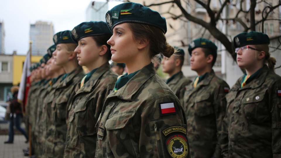 Uczniowie klasy mundurowej przed uroczystością podpisania koncepcji obrony terytorialnej kraju przez ministra obrony narodowej Antoniego Macierewicza w CXXV Liceum Ogólnokształcącym im. Waldemara Milewicza w Warszawie. Fot. PAP/Leszek Szymański