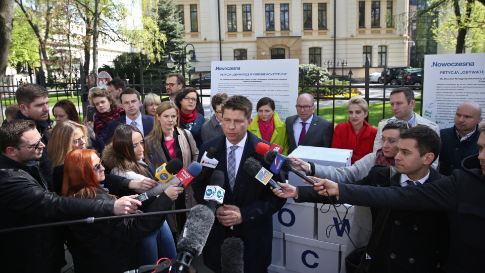 Lider Nowoczesnej Ryszard Petru w trakcie konferencji prasowej dotyczącej podpisów pod petycją "Obywatele w obronie Konstytucji". Fot. PAP/Rafał Guz