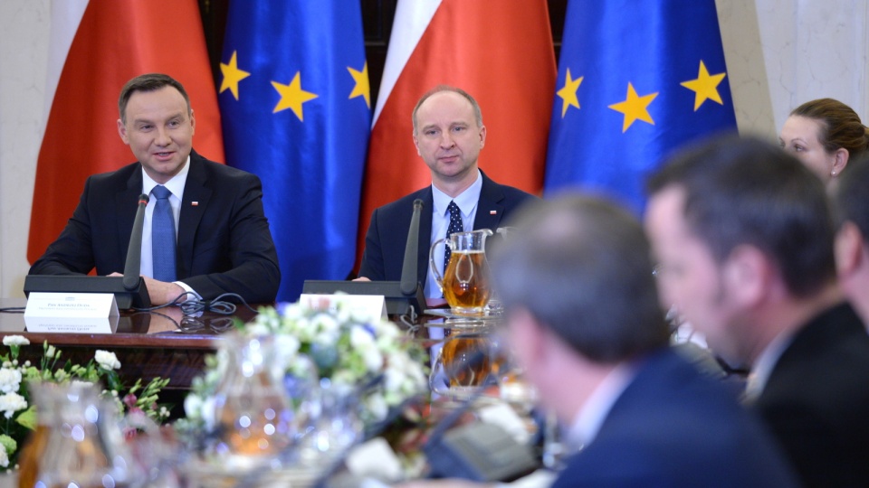 Prezydent Andrzej Duda (L), podsekretarz stanu w KPRP Wojciech Kolarski (P), podczas spotkania z przedstawicielami Komisji Wspólnej Rządu i Mniejszości Narodowych i Etnicznych. Fot. PAP/Jacek Turczyk