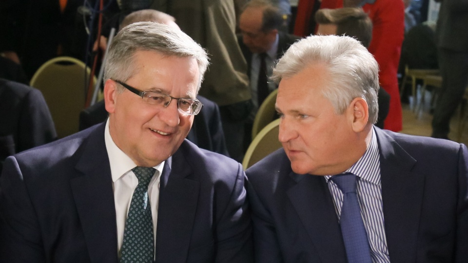 Byli prezydenci Aleksander Kwaśniewski i Bronisław Komorowski, podczas konferencji "Konstytucja 1997 roku. Praktyka polityczna i prawna". Fot. PAP/Paweł Supernak