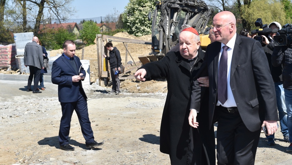 Dowódca Korpusu Żandarmerii Watykańskiej Domenico Giani (P) oraz metropolita krakowski, kardynał Stanisław Dziwisz (C) z wizytą na terenie Campusu Misericordiae w Brzegach. Fot. PAP/Jacek Bednarczyk