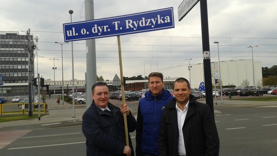 Ulica ojca dyrektora Tadeusza Rydzyka zamiast Jurija Gagarina, radzieckiego kosmonauty - zaproponował dziś podczas happeningu w Toruniu Sojusz Lewicy Demokratycznej. Fot. Michał Zaręba