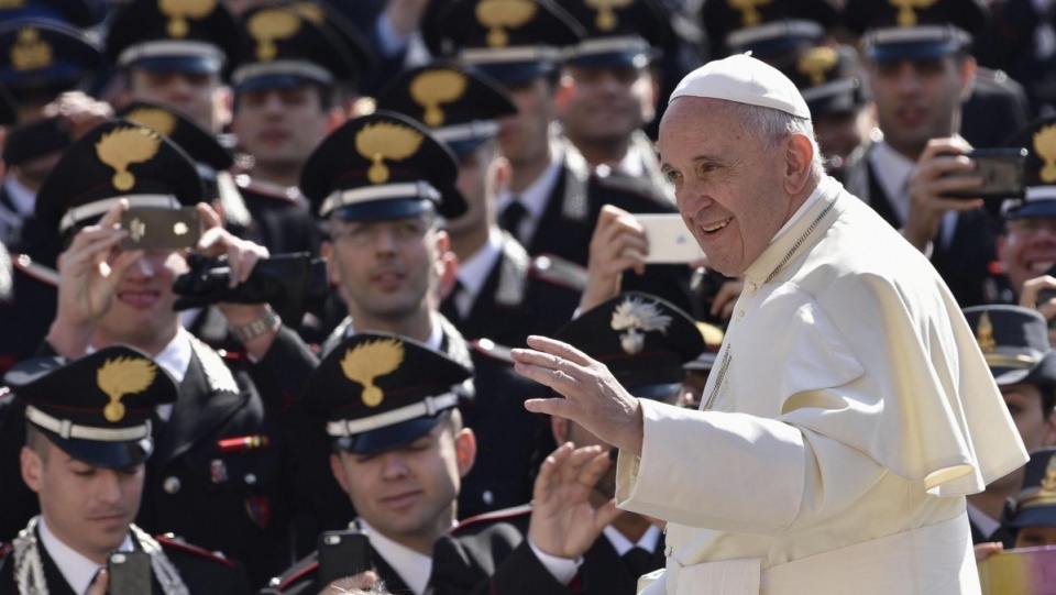 Papież Franciszek wśród uczestników sobotniej audiencji generalnej. Fot. PAP/EPA/GIORGIO ONORATI