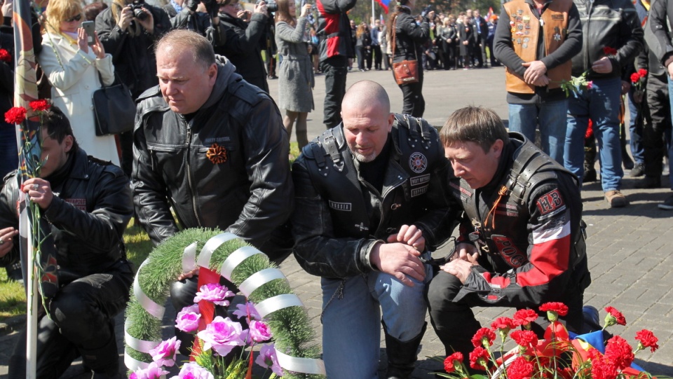 Gubernator Obwodu Kaliningradzkiego Nikołaj Cukanow (2L) i przedstawiciel motocyklowego klubu Nocne Wilki Kaliningrad (P), podczas uroczystości z okazji 71. rocznicy zakończenia II wojny światowej, na cmentarzu wojennym w Braniewie. Fot. PAP/Tomasz Waszczuk