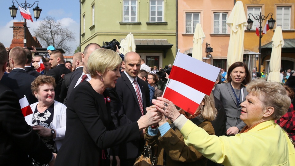 Żona prezydenta RP Agata Kornhauser-Duda (C) na pl. Zamkowym między mieszkańcami Warszawy, po uroczystości podniesienia flagi państwowej na Wieży Zegarowej Zamku Królewskiego. Fot. PAP/Tomasz Gzell