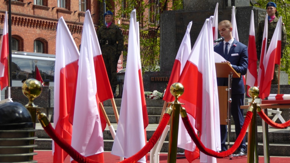Obchody Święta Flagi Narodowej pod Pomnikiem Wolności w Bydgoszczy. Fot. Bartosz Kustra