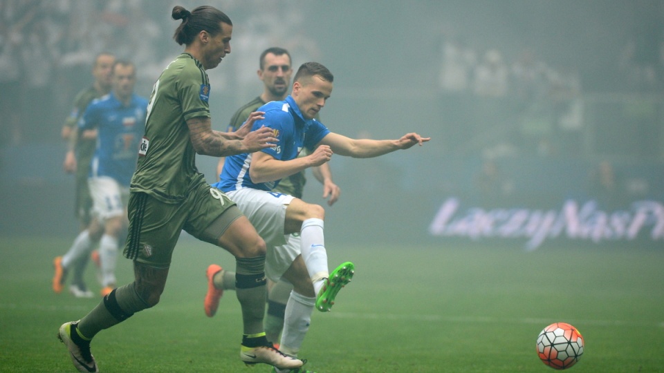 Zawodnik Legii Warszawa Aleksandar Prijovic (L) i Tomasz Kędziora (P) z Lecha Poznań, podczas meczu finałowego piłkarskiego Pucharu Polski, 2 bm. na PGE Narodowym w Warszawie. Fot. PAP/Bartłomiej Zborowski