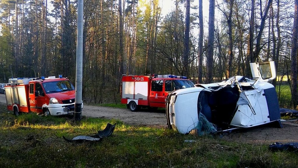 Z niewyjaśnionych powodów kierująca samochodem uderzyła w słup i dachowała. Fot. KPP Tuchola